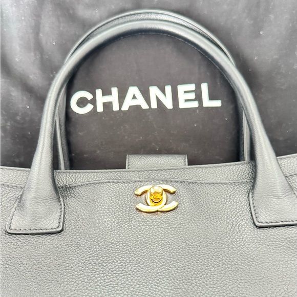 CHANEL Black Leather Medium Executive Cerf Tote - New Pristine Condition - Picture 4 of 14